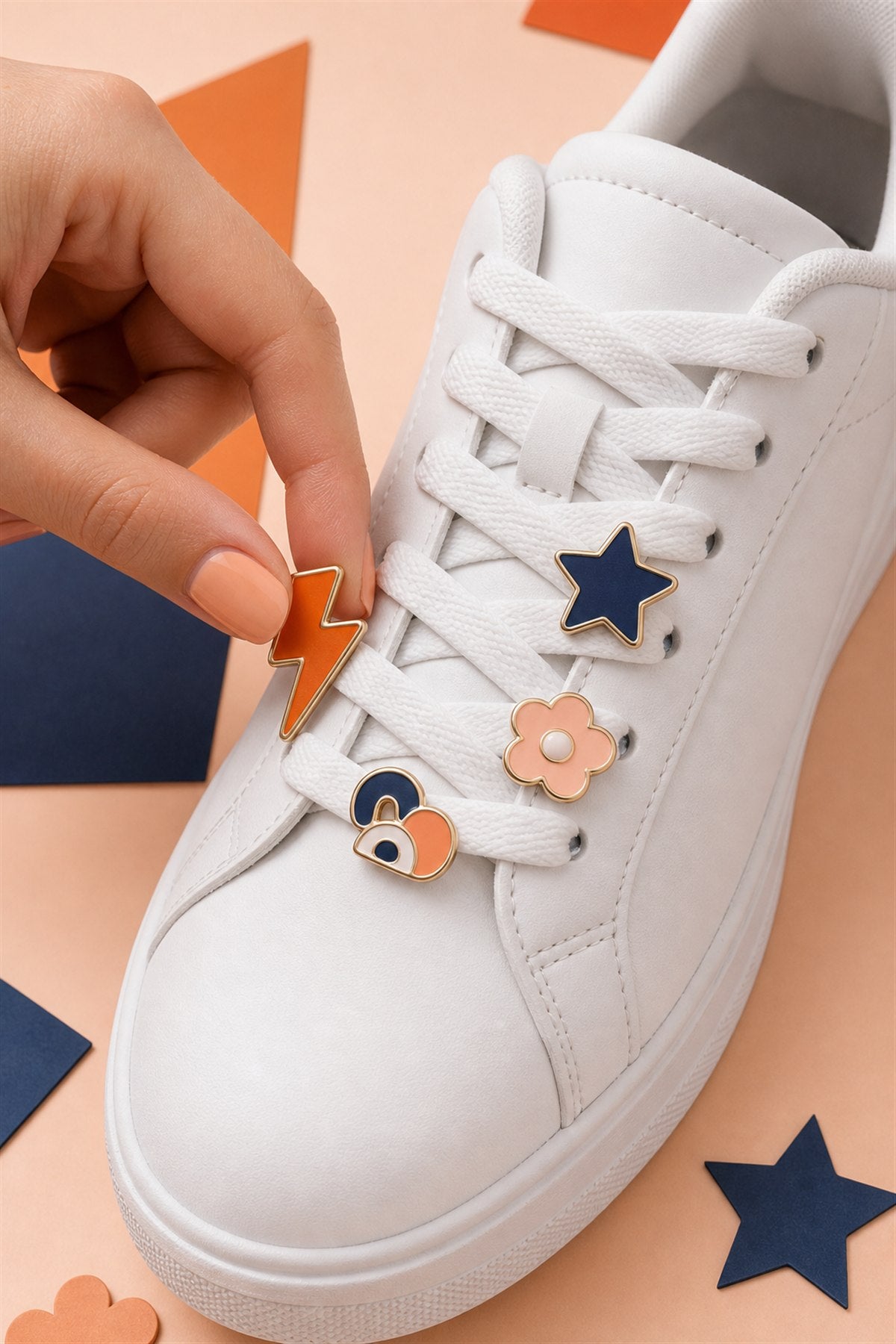 Pin colocado en las agujetas de un sneaker