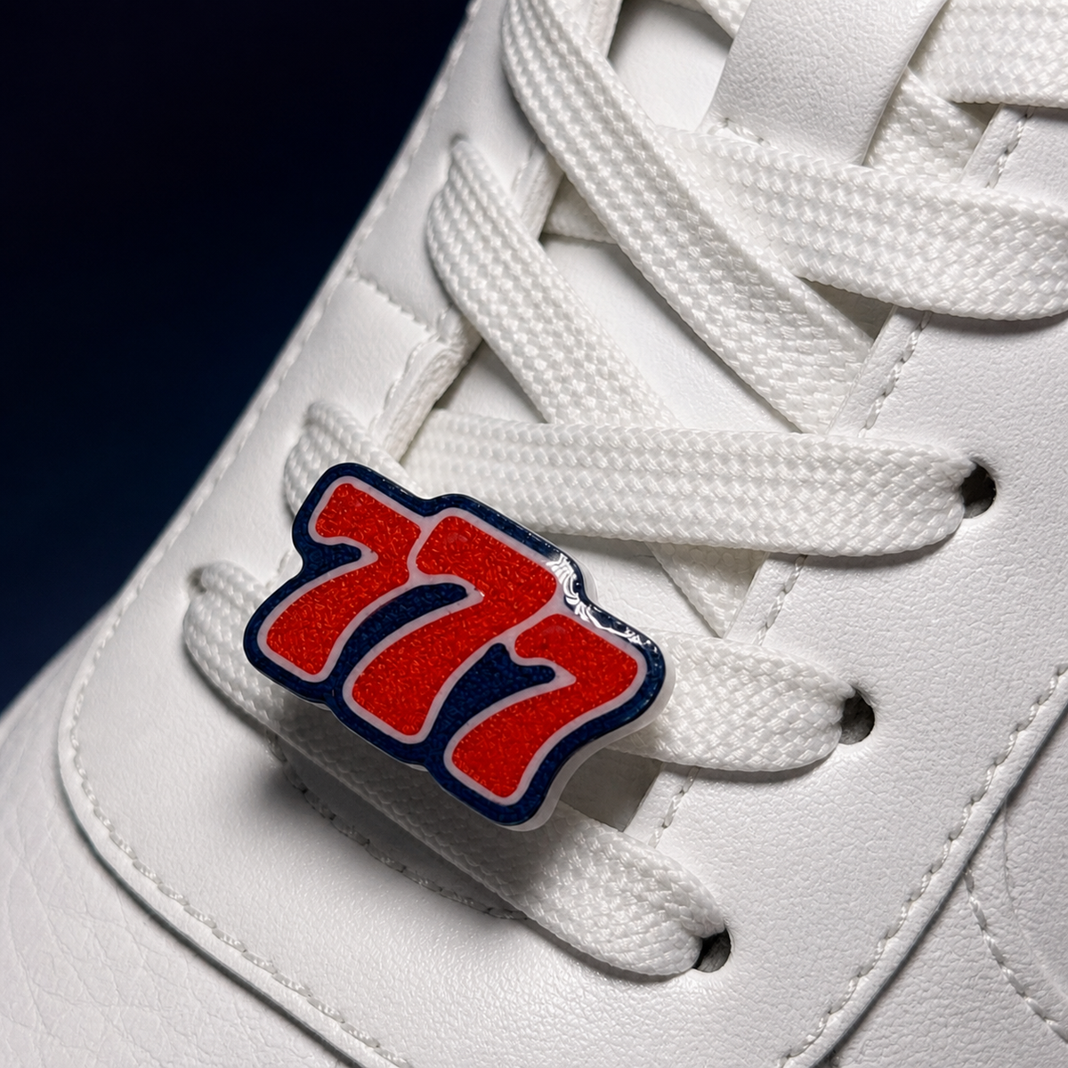 Triple 7 — Sneakpin para agujetas