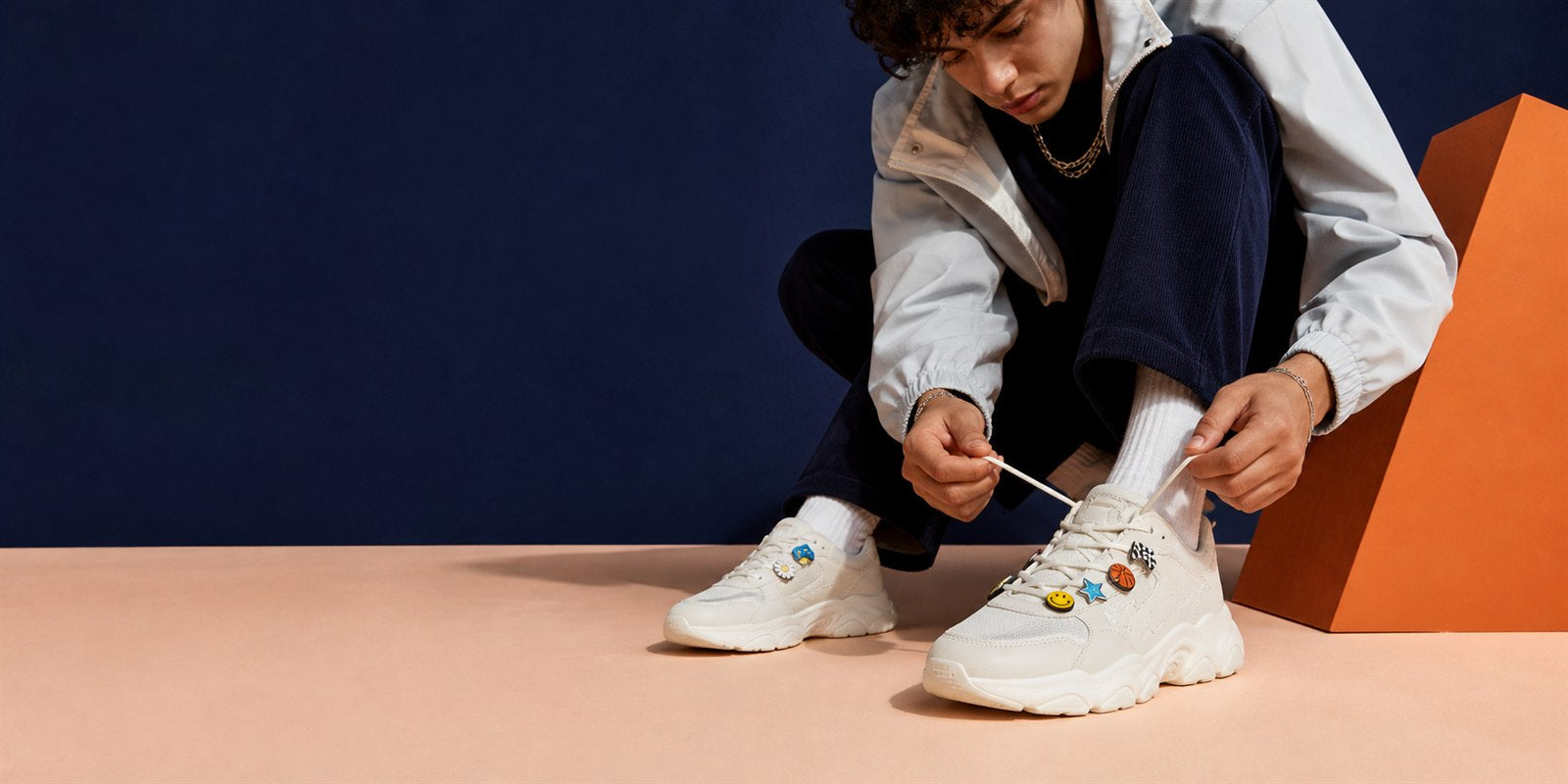 Sneakers personalizados con pins de colores