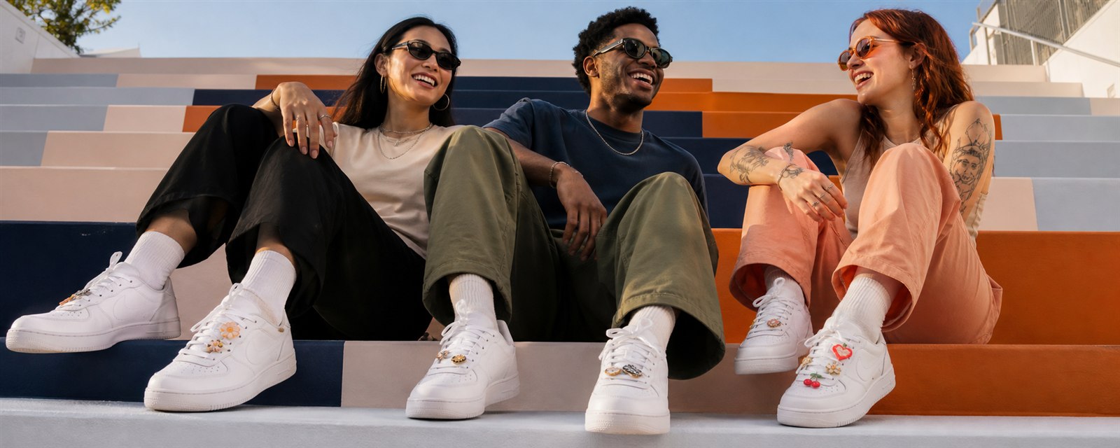 Amigos usando sneakers personalizados